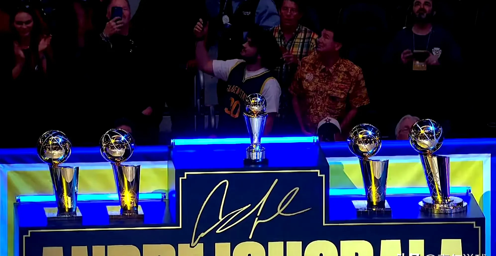 包含独行侠横扫广东队,库里点燃赛场的词条 包含独行侠横扫广东队,库里点燃赛场的词条