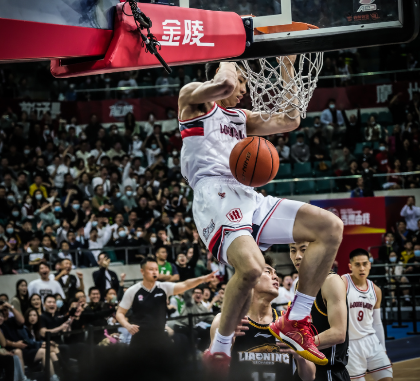 包含广州队险胜魔术，詹姆斯高光表现的词条