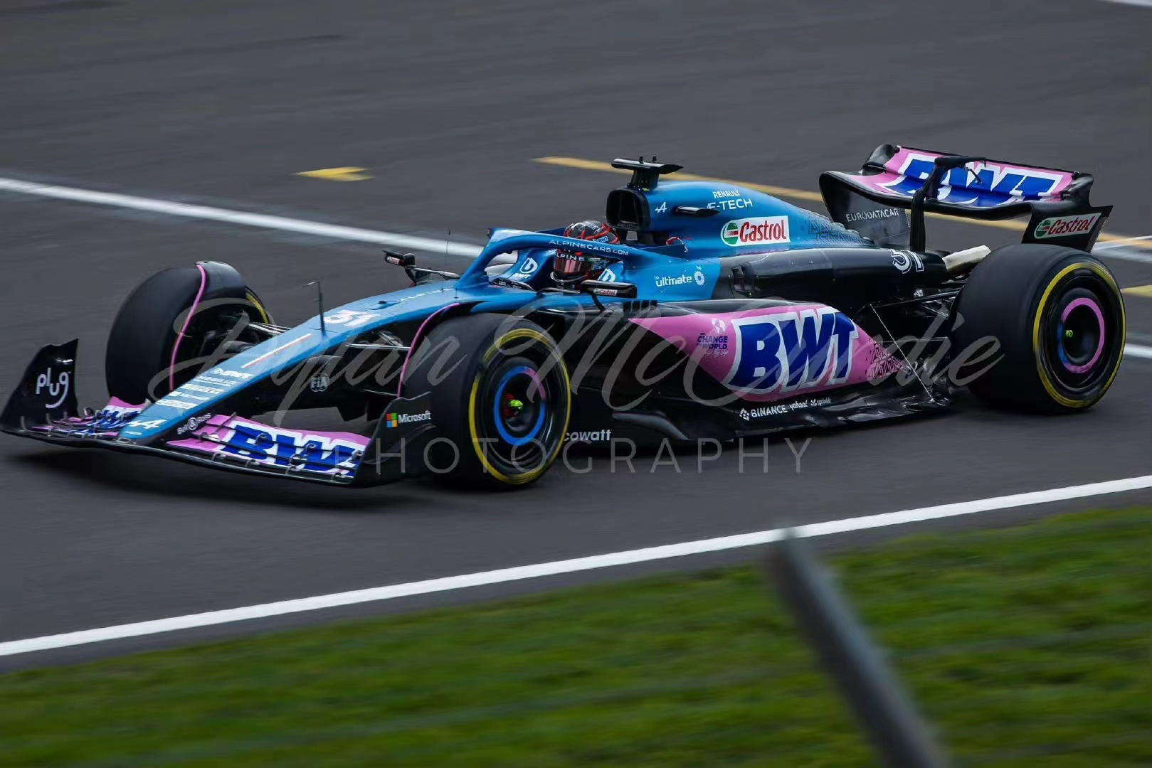 阿斯顿马丁绝杀雷诺车队，维斯塔潘状态火热