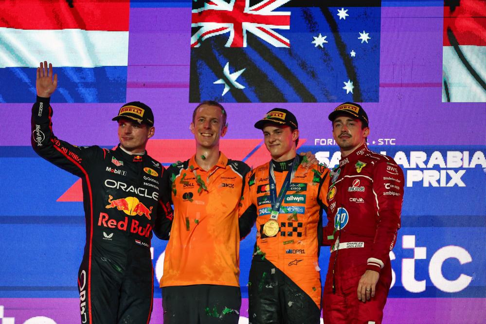 红牛车队力克梅赛德斯，皮亚斯特里带队取胜