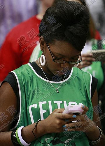 爱游戏体育-火箭主场遭遇惨败，球迷愤怒抗议