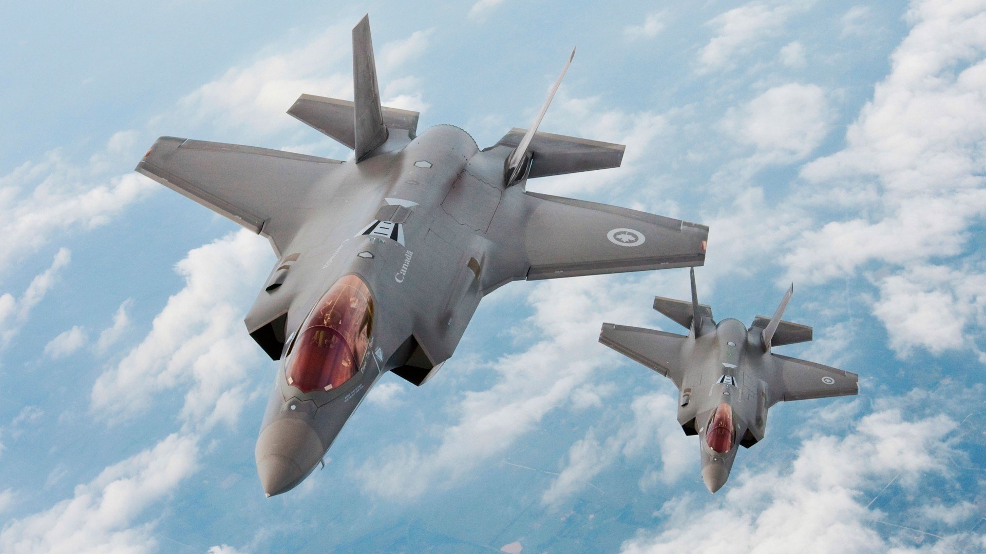 同一个球场，两个平行宇宙，当美加墨世界杯的草坪覆盖快船横扫马刺的印记